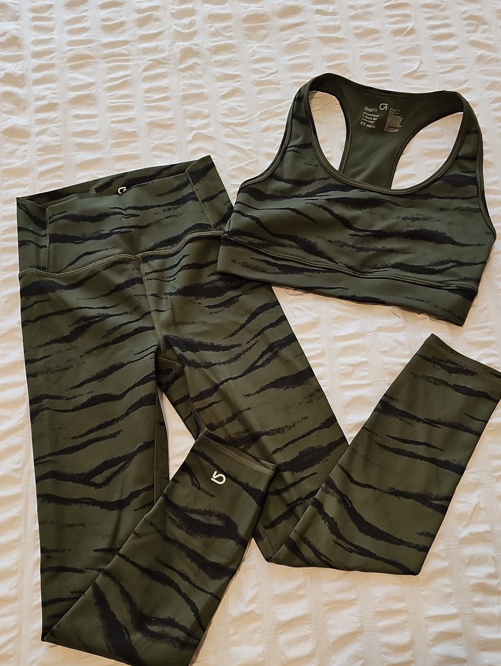 GAP PowerMove XS Green & Black Tiger-Stripe Sports Bra & High Rise Legging Set